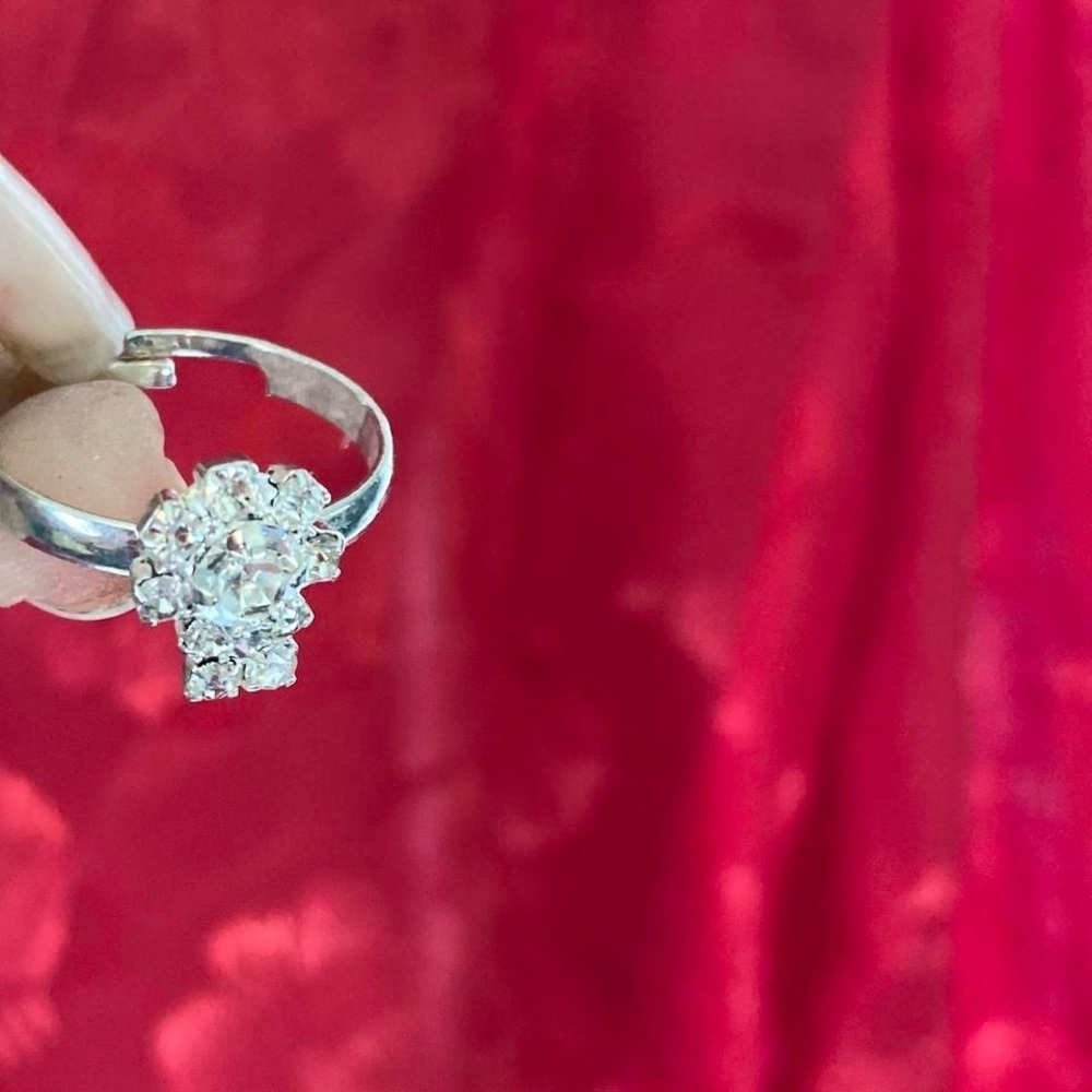 Vintage Silvertone flower ring with diamond details ring